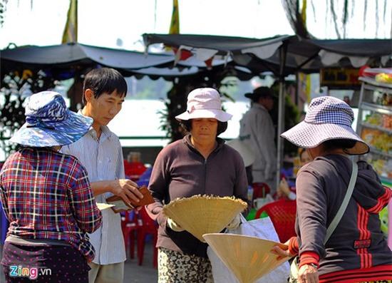 Khách hành hương bị người ăn xin bao vây khi ra cổng chùa - Ảnh 3.