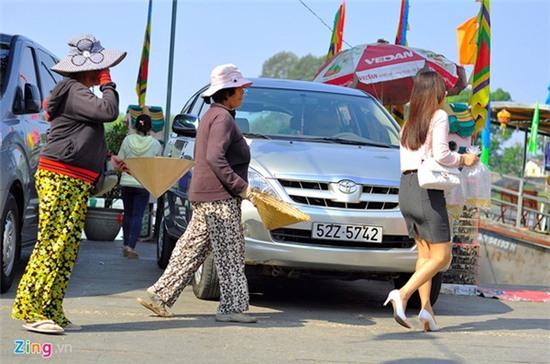 Khách hành hương bị người ăn xin bao vây khi ra cổng chùa - Ảnh 4.