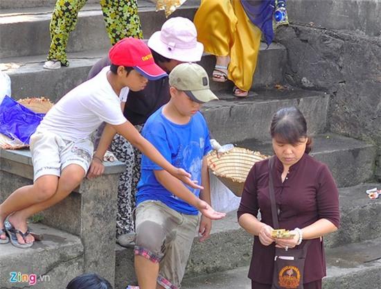 Khách hành hương bị người ăn xin bao vây khi ra cổng chùa - Ảnh 5.