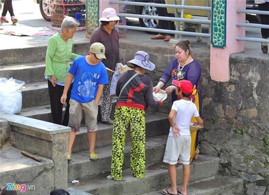 Khách hành hương bị người ăn xin bao vây khi ra cổng chùa - Ảnh 6.