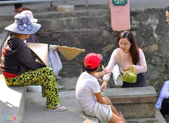 Khách hành hương bị người ăn xin bao vây khi ra cổng chùa - Ảnh 7.