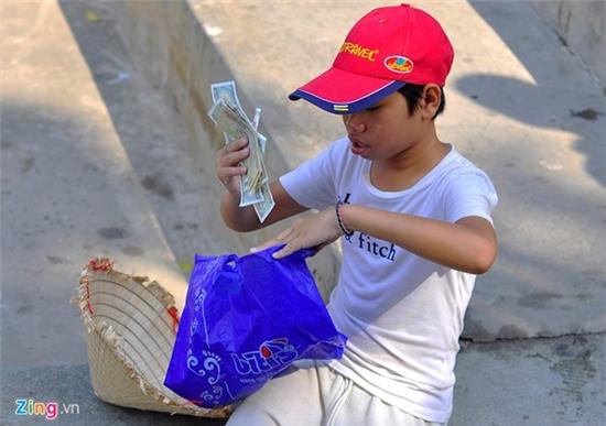 Khách hành hương bị người ăn xin bao vây khi ra cổng chùa - Ảnh 8.