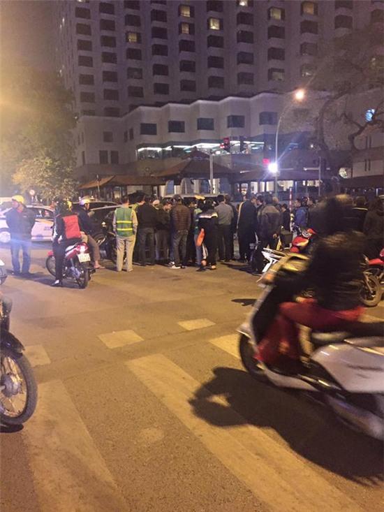 Thực hư vụ con gái đập vỡ kính ô tô Mercedes, đánh ghen thay mẹ có bồ trẻ