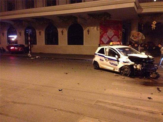 Hà Nội: Vượt đèn đỏ, ô tô Kia đâm bẹp taxi lúc nửa đêm - Ảnh 1.