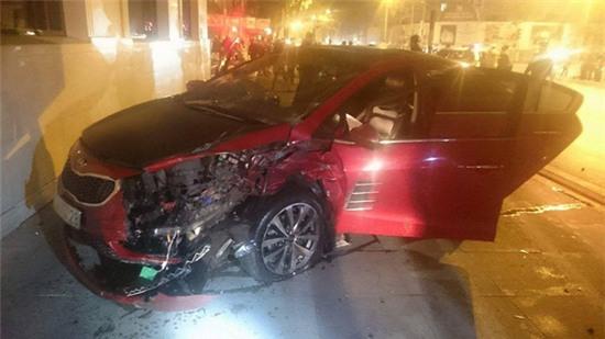 Hà Nội: Vượt đèn đỏ, ô tô Kia đâm bẹp taxi lúc nửa đêm - Ảnh 2.