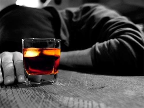Không những gây tổn hại cho gan, rượu còn ảnh hưởng nghiêm trọng tới tinh thần và sức khỏe. (Ảnh: nguồn internet).