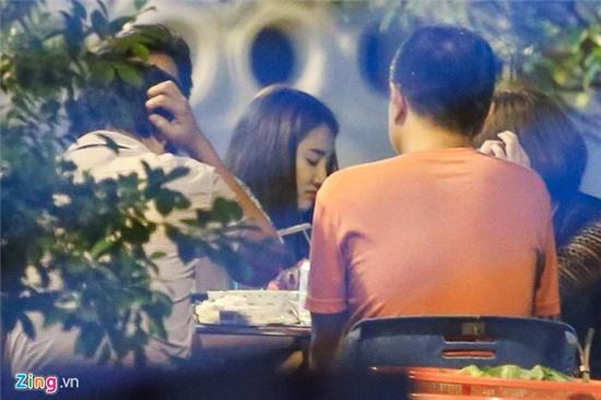 Nhã Phương liên tục ôm Trường Giang khi đi ăn đêm