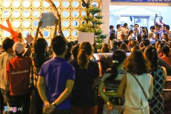 Nhã Phương liên tục ôm Trường Giang khi đi ăn đêm