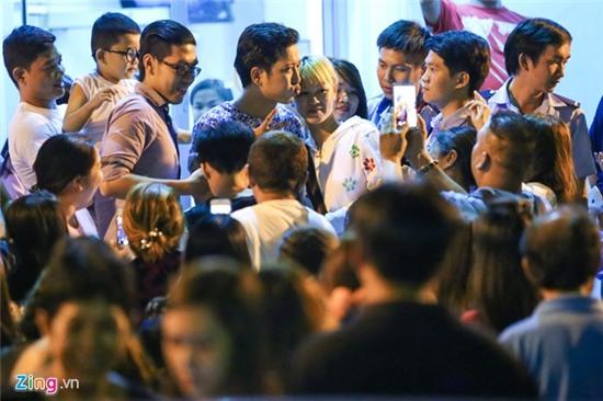 Nhã Phương liên tục ôm Trường Giang khi đi ăn đêm