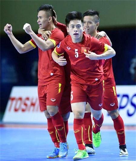 tuyen-thu-futsal-viet-bo-tet-sot-van-co-thi-dau-1