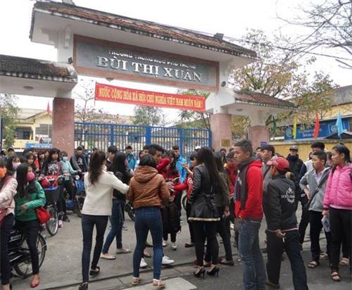 hue: nu sinh bi danh hoi dong truoc cong truong, ban dung nhin hinh anh 1