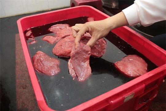 Những mẫu thịt heo nái đang làm giả thịt bỏ bị thu giữ. Ảnh: Thìn Đăng