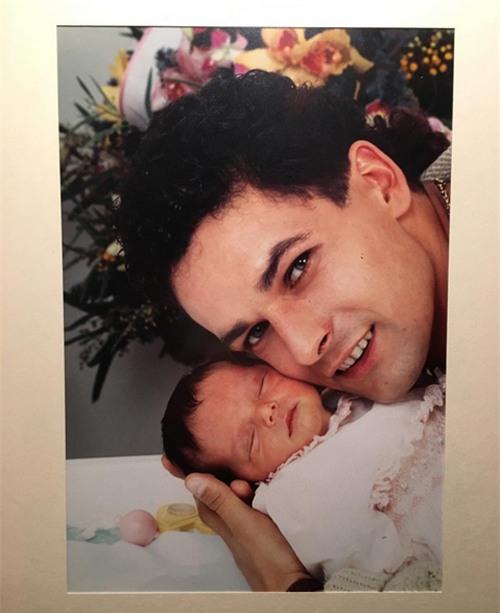 'Valentine đầu tiên', Valentina viết chú thích dưới bức ảnh chụp Baggio đang bế cô con gái