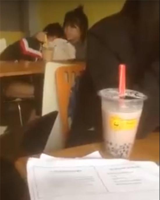 Đôi nam nữ thản nhiên “diễn cảnh nóng” trong quán nước ở Hà Nội