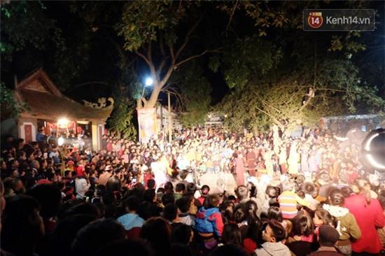 Hàng nghìn người dân chờ đến giờ xem lễ hội Linh tinh tình phộc ở Phú Thọ - Ảnh 1.