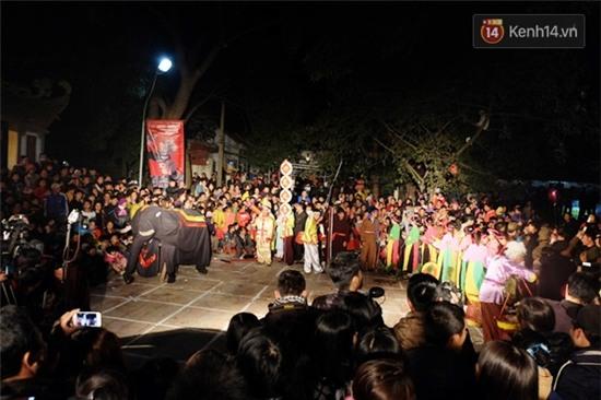 Hàng nghìn người dân chờ đến giờ xem lễ hội Linh tinh tình phộc ở Phú Thọ - Ảnh 2.