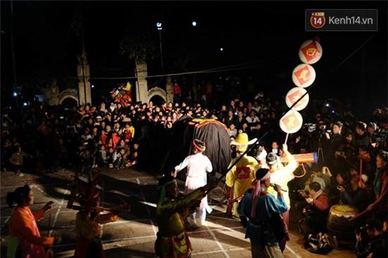 Hàng nghìn người dân chờ đến giờ xem lễ hội Linh tinh tình phộc ở Phú Thọ - Ảnh 3.