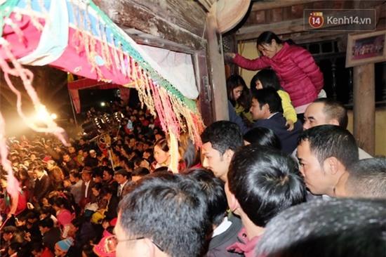 Hàng nghìn người dân chờ đến giờ xem lễ hội Linh tinh tình phộc ở Phú Thọ - Ảnh 6.