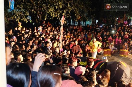 Hàng nghìn người dân chờ đến giờ xem lễ hội Linh tinh tình phộc ở Phú Thọ - Ảnh 7.