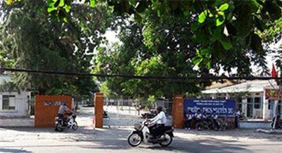 Cổng trường THCS Nguyễn Du nơi xảy ra án mạng.