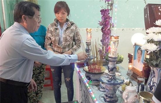  Lãnh đạo Tỉnh Bình Thuận đến viếng và thăm hỏi, chia buồn với gia đình nạn nhân. 