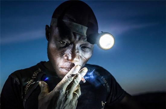 Những bức ảnh báo chí đẹp và gây ám ảnh nhất năm 2015 - Ảnh 18.