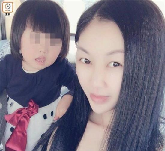 Nạn nhân và cô con gái nhỏ trước khi tử vong do phẫu thuật thẩm mỹ.