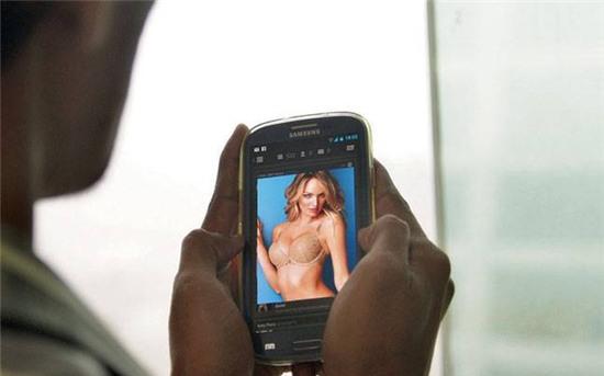 Rita ngỡ ngàng khi phát hiện ra chồng cô đã bán cô cho bọn làm phim người lớn với giá 700.000 rupee.