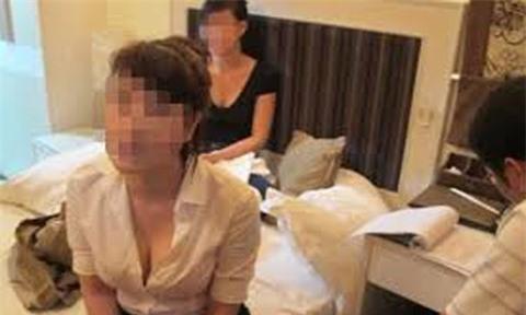 Kiếm hơn 400 triệu khi cho tiếp viên 'mây mưa' với khách