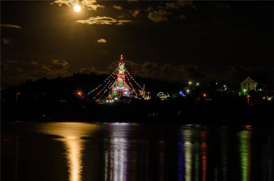 Khám phá 'vịnh Hạ Long của Tây Nguyên'