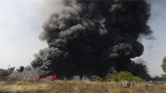 Người dân sơ tán vì kho phế liệu cháy ngùn ngụt nhiều giờ