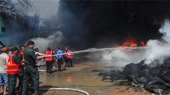 Người dân sơ tán vì kho phế liệu cháy ngùn ngụt nhiều giờ