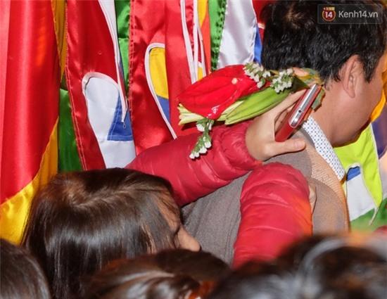 Trèo rào, tranh cướp hoa trên bàn thờ trong đêm khai ấn đền Trần - Ảnh 11.