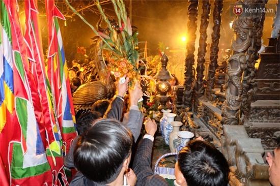 Trèo rào, tranh cướp hoa trên bàn thờ trong đêm khai ấn đền Trần - Ảnh 3.