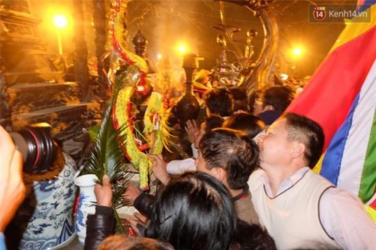 Trèo rào, tranh cướp hoa trên bàn thờ trong đêm khai ấn đền Trần - Ảnh 4.