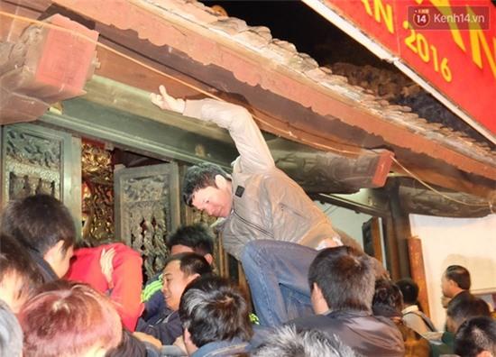 Trèo rào, tranh cướp hoa trên bàn thờ trong đêm khai ấn đền Trần - Ảnh 5.