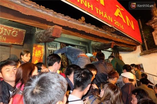 Trèo rào, tranh cướp hoa trên bàn thờ trong đêm khai ấn đền Trần - Ảnh 6.
