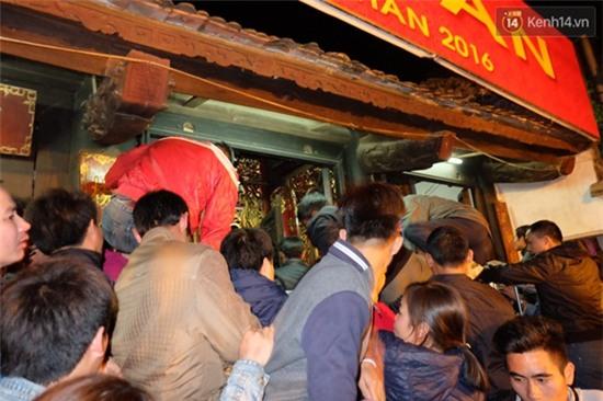 Trèo rào, tranh cướp hoa trên bàn thờ trong đêm khai ấn đền Trần - Ảnh 7.