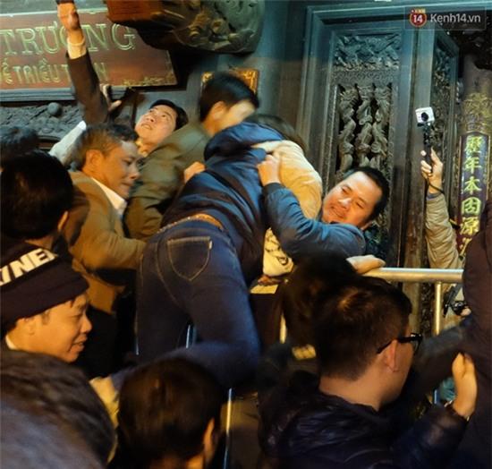 Trèo rào, tranh cướp hoa trên bàn thờ trong đêm khai ấn đền Trần - Ảnh 8.