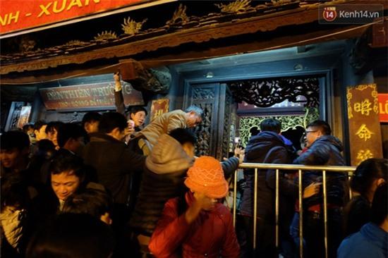 Trèo rào, tranh cướp hoa trên bàn thờ trong đêm khai ấn đền Trần - Ảnh 9.