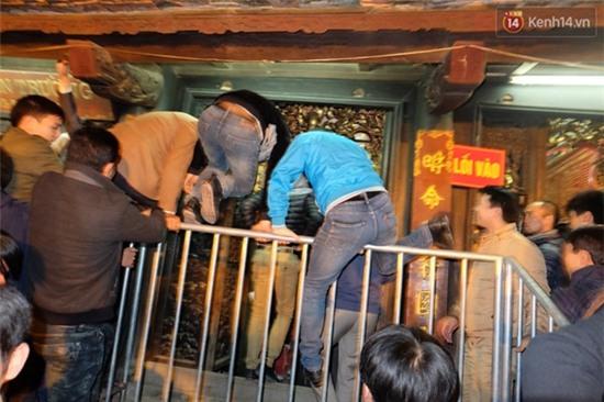 Trèo rào, tranh cướp hoa trên bàn thờ trong đêm khai ấn đền Trần - Ảnh 10.