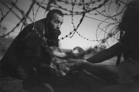 Những khốn cùng của dòng người tị nạn châu Âu phía sau tấm hình đạt giải bức ảnh báo chí của năm - Ảnh 1.