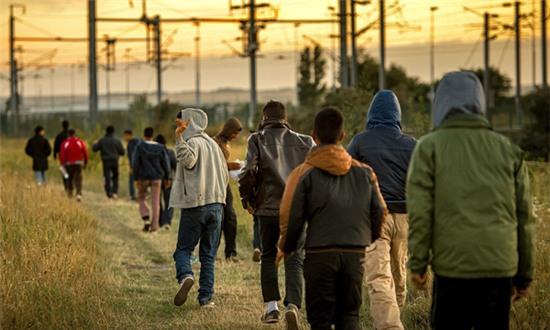 Những khốn cùng của dòng người tị nạn châu Âu phía sau tấm hình đạt giải bức ảnh báo chí của năm - Ảnh 4.