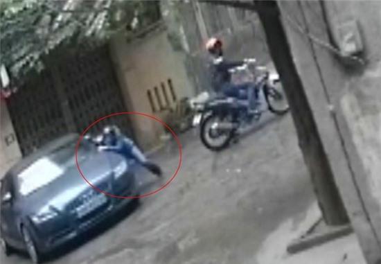 Trộm phụ tùng ôtô tung hoành trên phố