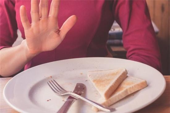 Do bận rộn, nhiều người thường nhịn ăn sáng mà không ngờ những tác hại khôn lường của nó. Ảnh: Stylecraze.