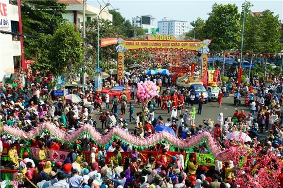 Lễ rước kiệu bà rầm rộ đường phố ở Bình Dương