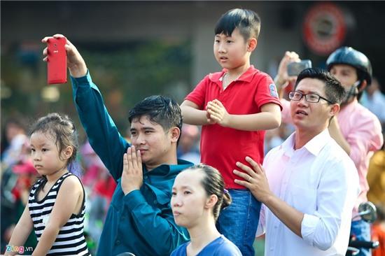 Lễ rước kiệu bà rầm rộ đường phố ở Bình Dương