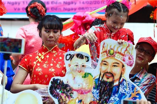 Lễ rước kiệu bà rầm rộ đường phố ở Bình Dương