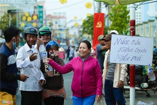 Lễ rước kiệu bà rầm rộ đường phố ở Bình Dương