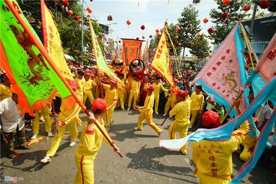 Lễ rước kiệu bà rầm rộ đường phố ở Bình Dương